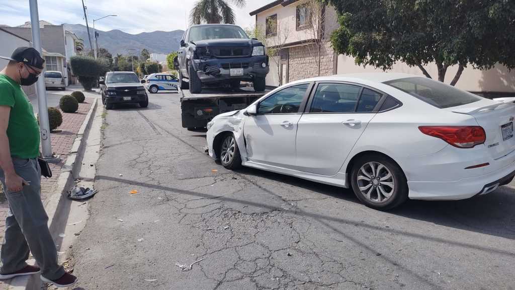 El accidente entre la camioneta Ford Explorer y el automóvil Chevrolet Cavalier dejó un saldo de 30 mil pesos en daños. (EL SIGLO DE TORREÓN)