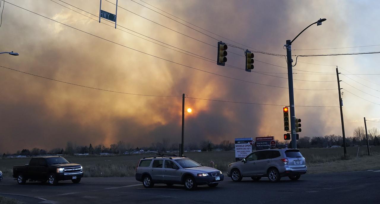 EUA reporta 30 mil evacuados por diversos incendios en Colorado
