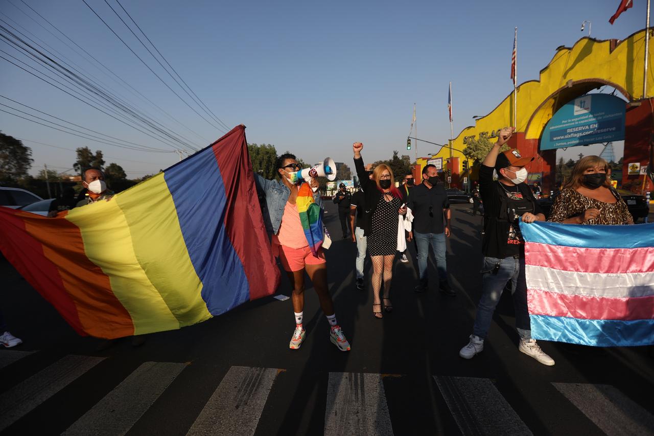 A través de redes sociales un usuario denunció que el parque de diversiones Six Flags México discriminó a sus amigos por besarse en público dentro de las instalaciones. (ARCHIVO) 