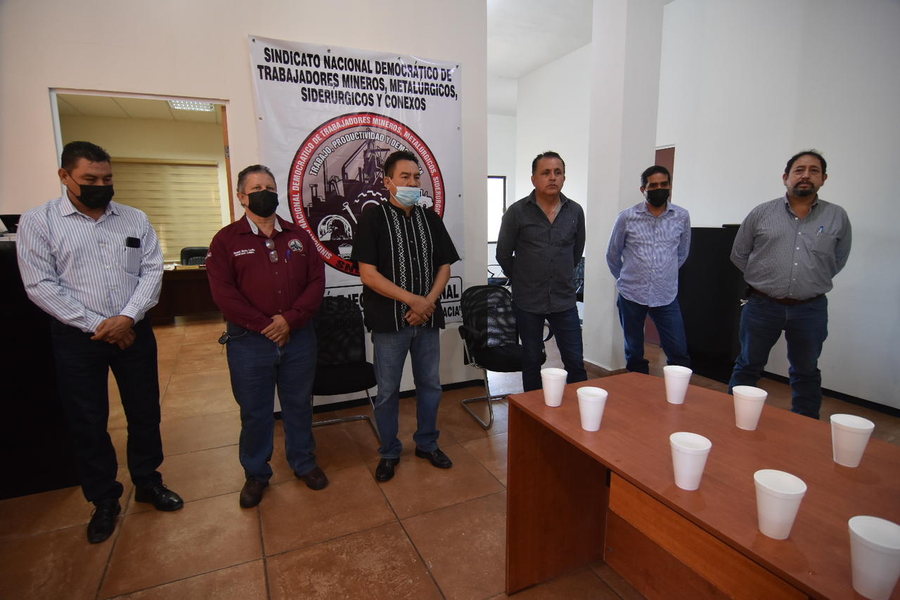 Durante este evento, el líder local Gerardo Mario Mireles Castillo señaló que durante el año que termina, varios departamentos de la Planta Uno de AHMSA paralizaron su producción. 
