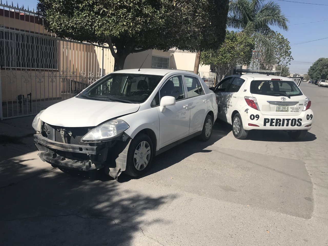 Automovilista arrolla a motociclista en Torreón y huye del lugar