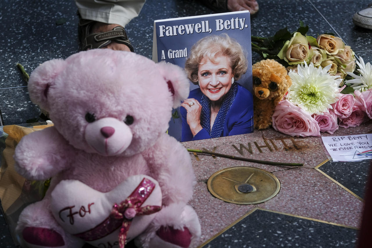 Hollywood y el mundo del espectáculo en Estados Unidos se unieron en el último día de 2021 para despedir y rendir tributo a Betty White. (AP) 