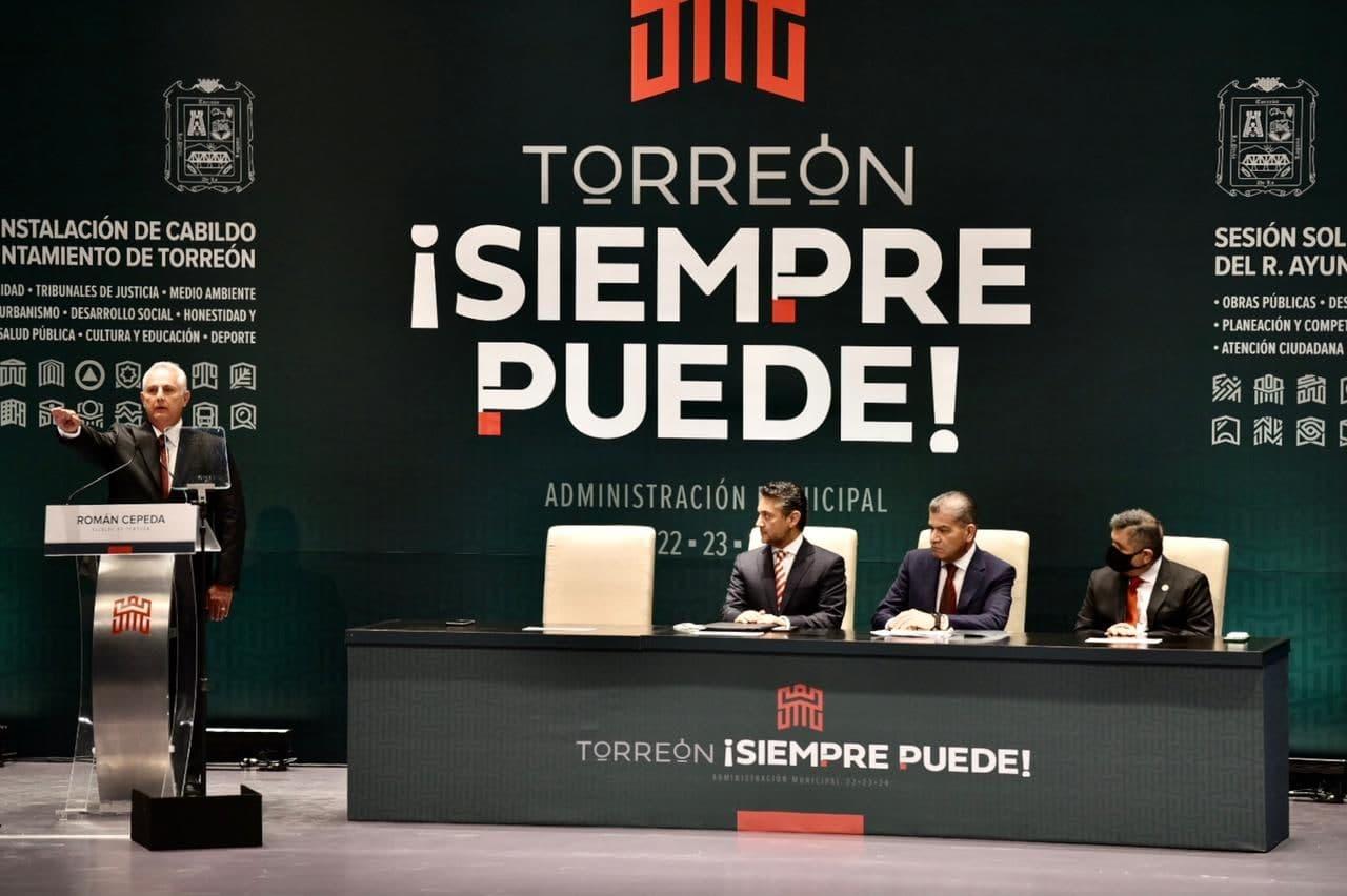 Román Alberto Cepeda tomó protesta como nuevo alcalde de Torreón, para encabezar la administración municipal 2022-2024. (FOTOS: ERICK SOTOMATOR)