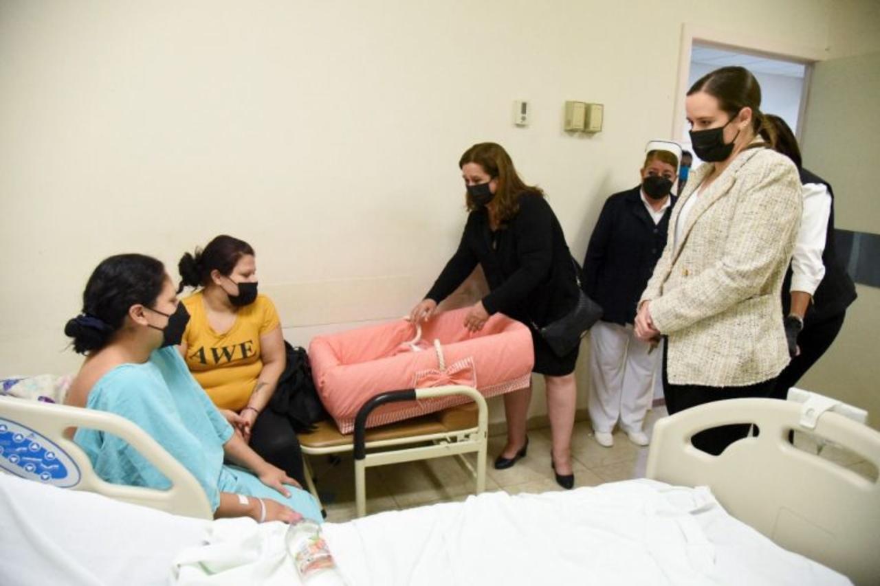 La presidenta honoraria del DIF Saltillo, Beatriz Dávila Garza, acompañada de su hija, Beatriz Fraustro Dávila, visitó a las primeras niñas y niños nacidos en el 2022, en las instalaciones del Hospital General.