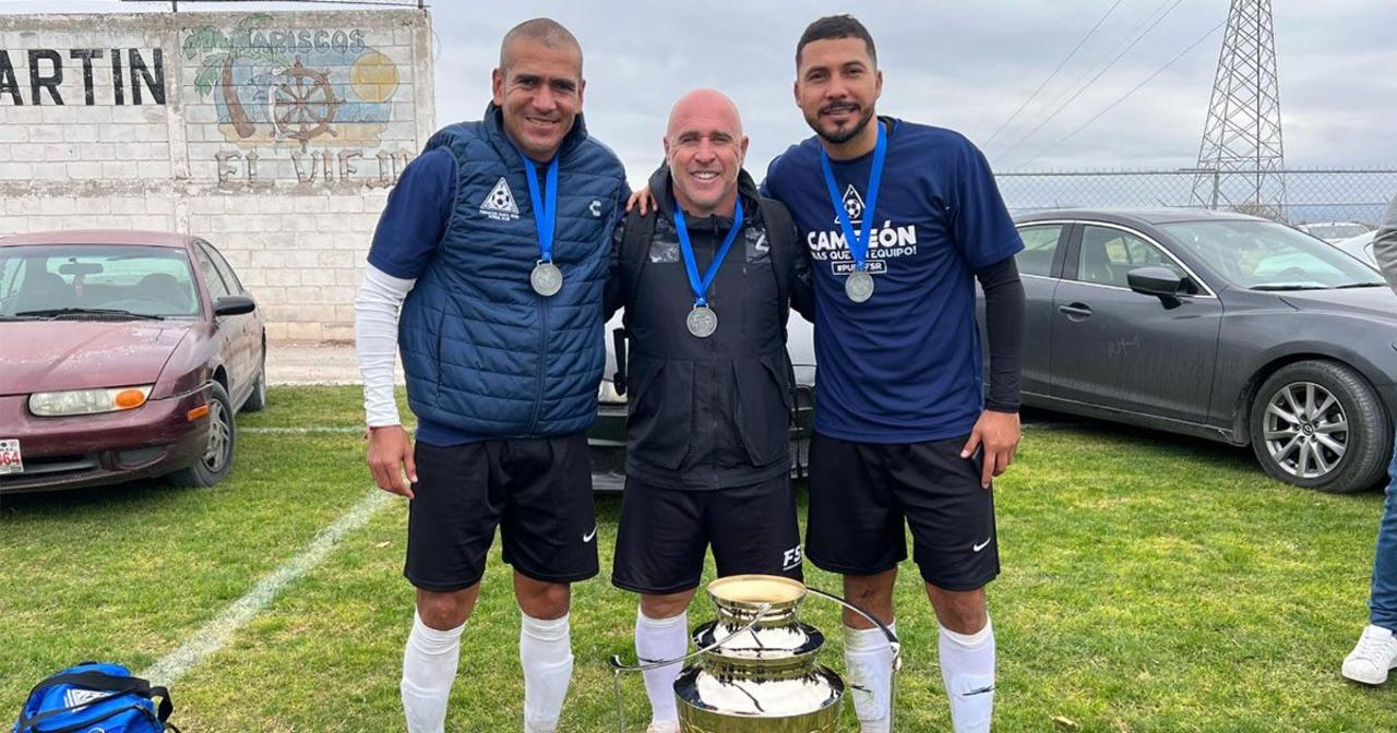 El equipo Fundición Santa Rosa, comandado por Alberto Hernández Urbina, se coronó campeón en la edición 2021 de la Liga Gomezpalatina de Futbol de Veteranos, al derrotar en un gran encuentro al Club de Futbol INRI, con marcador de 2 goles a 1.