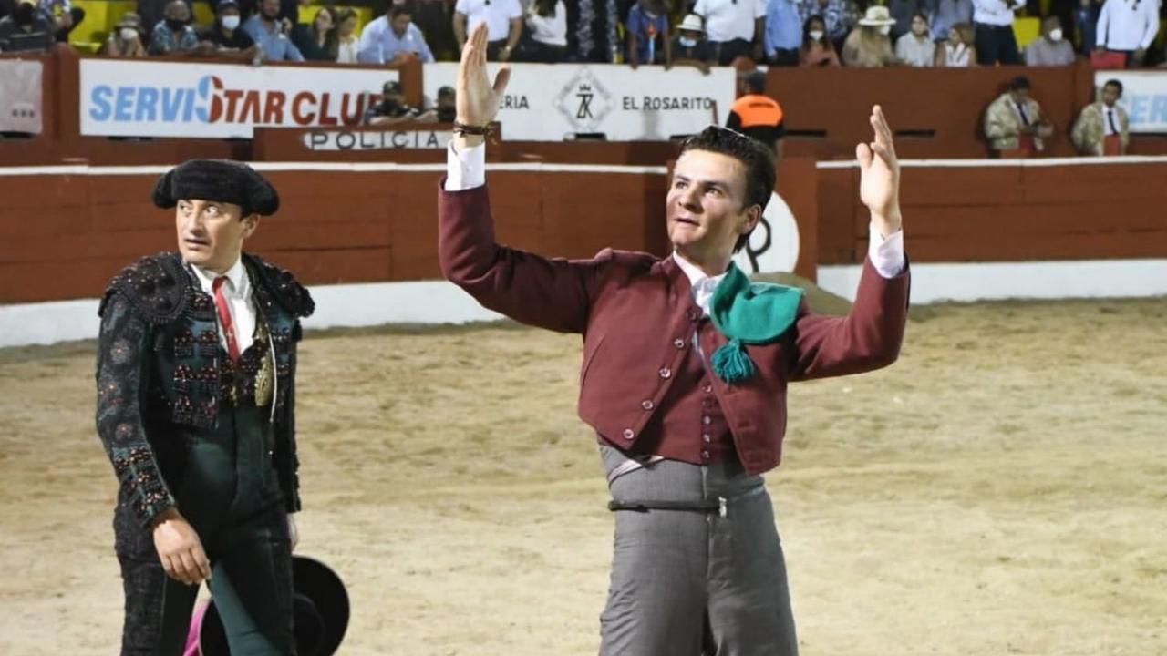 El rejoneador Fauro Aloi cayó de pie durante su presentación en la plaza de toros de Mérida, Yucatán. (ARCHIVO) 