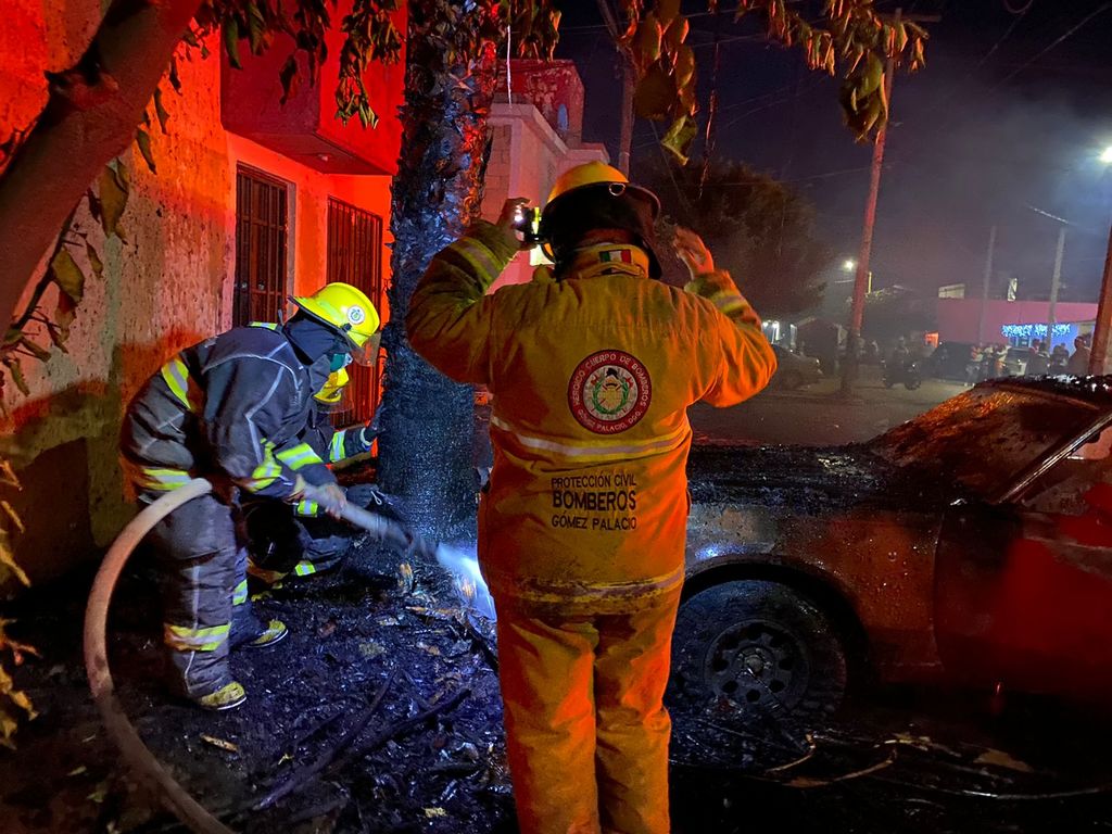 El personal del departamento de Bomberos sofocó el fuego. (EL SIGLO DE TORREÓN) 