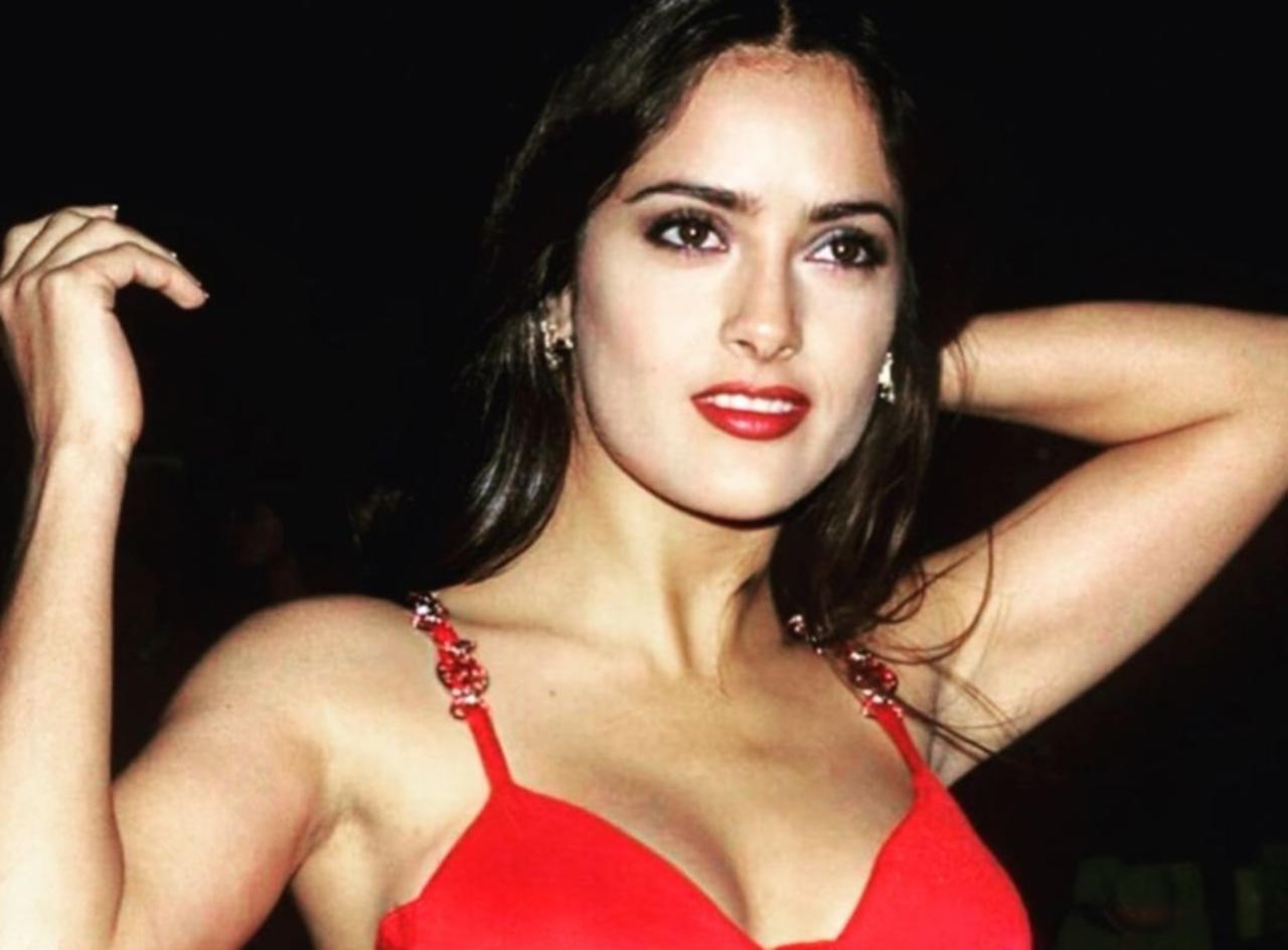 La actriz mexicana se mostró disfrutando de su primer café en el primer lunes del 2022 en bikini (@SALMAHAYEK) 