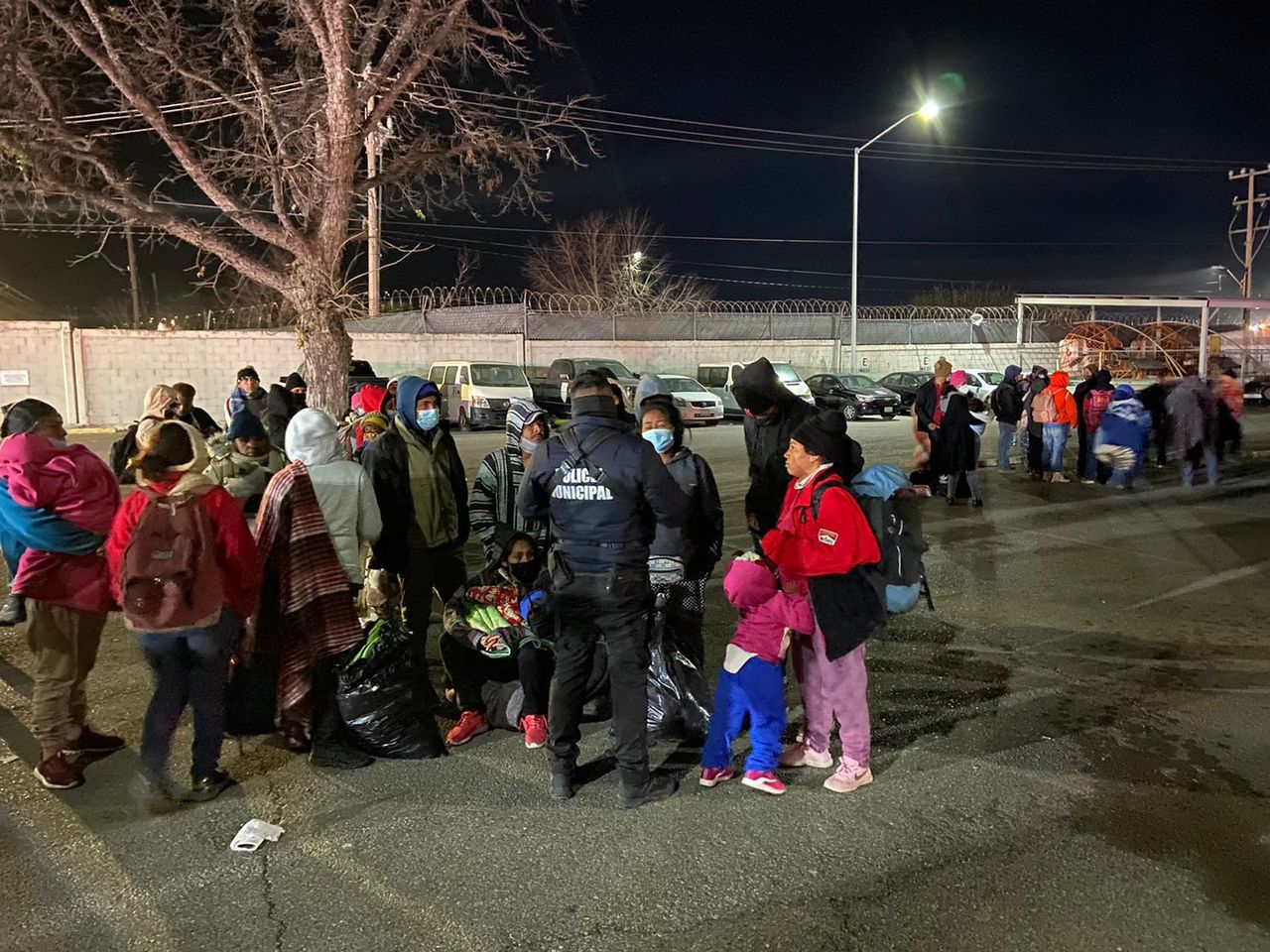 Varios grupos de migrantes llegaron al Puente Internacional número II, pues les avisaron que les darían asilo político.