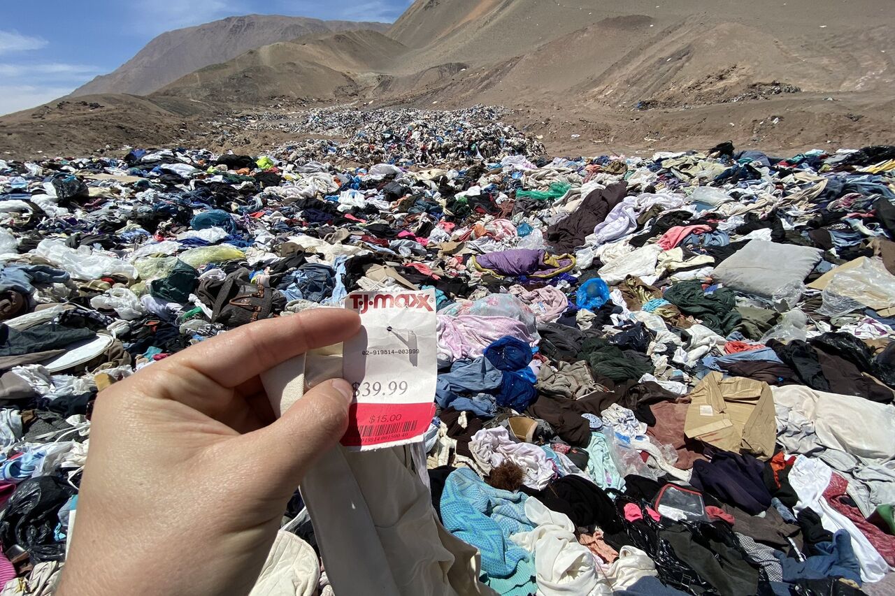 Jason Mayne exhibió a través de Twitter las toneladas de ropa que invaden el desierto de Atacama en Chile (CAPTURA)  
