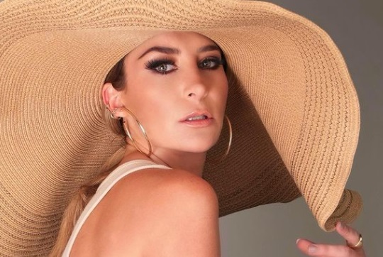 La actriz se mostró en Instagram disfrutando del Sol mientras recibía al 2022 (@GERALDINEBAZAN)