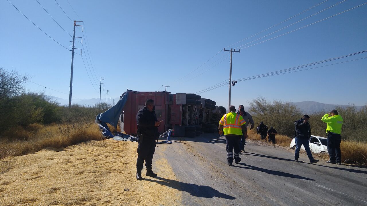 El percance se registró por la carretera Mieleras-El Esterito, en los límites de Matamoros y Torreón. (EL SIGLO DE TORREÓN) 