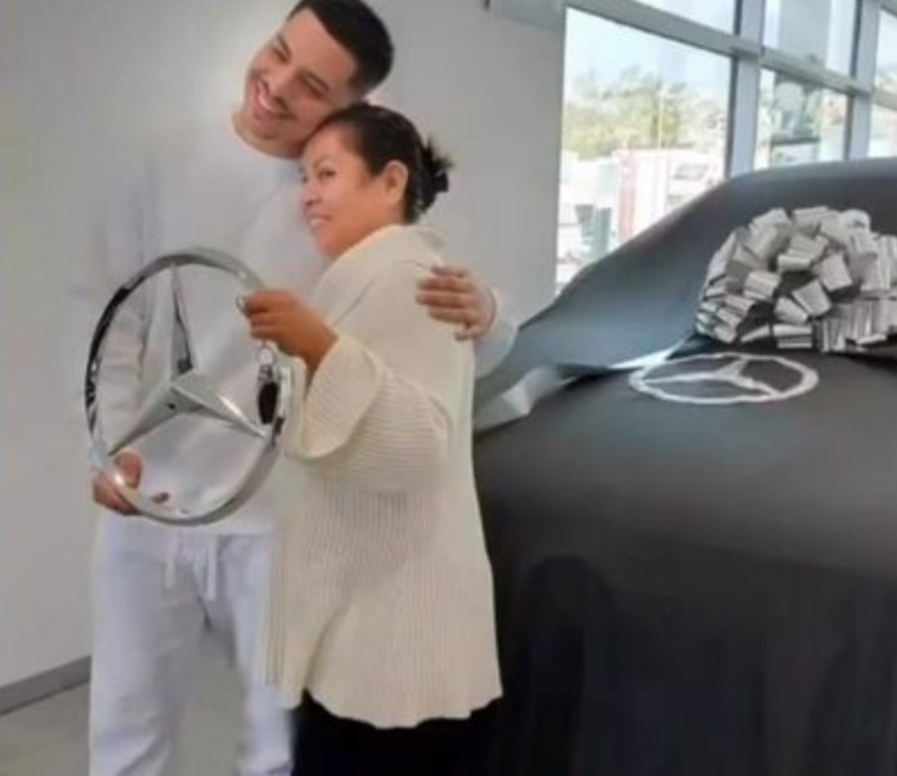 Cumpleaños. Eduin Caz festejó a su mamá con la compra de una camioneta de lujo de más de 1 millón de pesos.