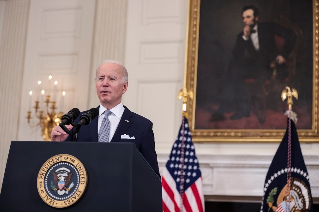 El Tribunal Supremo de Estados Unidos evalúa este viernes el futuro de los mandatos de vacunación contra la COVID-19 del presidente Joe Biden, que afectarían en conjunto a unos 100 millones de personas y que enfrentan resistencia de los conservadores. (ARCHIVO)