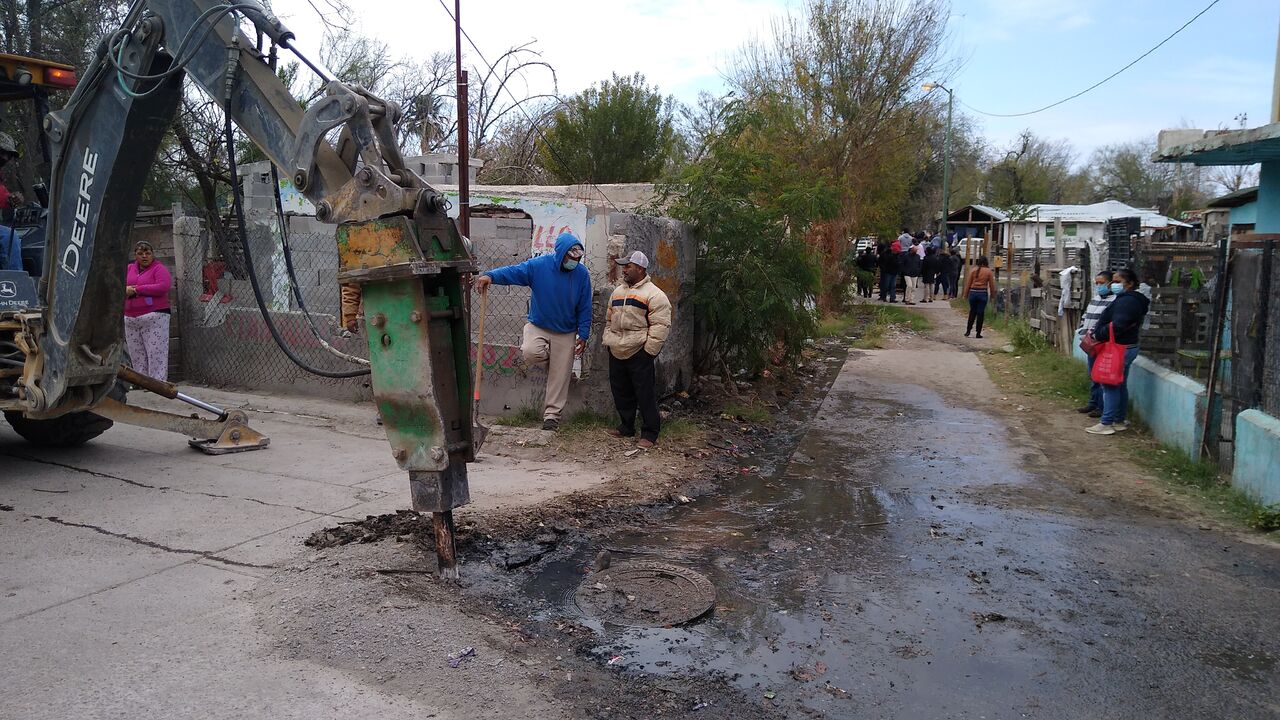 Obra consiste en la apertura de una zanja por la calle Vázquez Narro. (EL SIGLO DE TORREÓN)