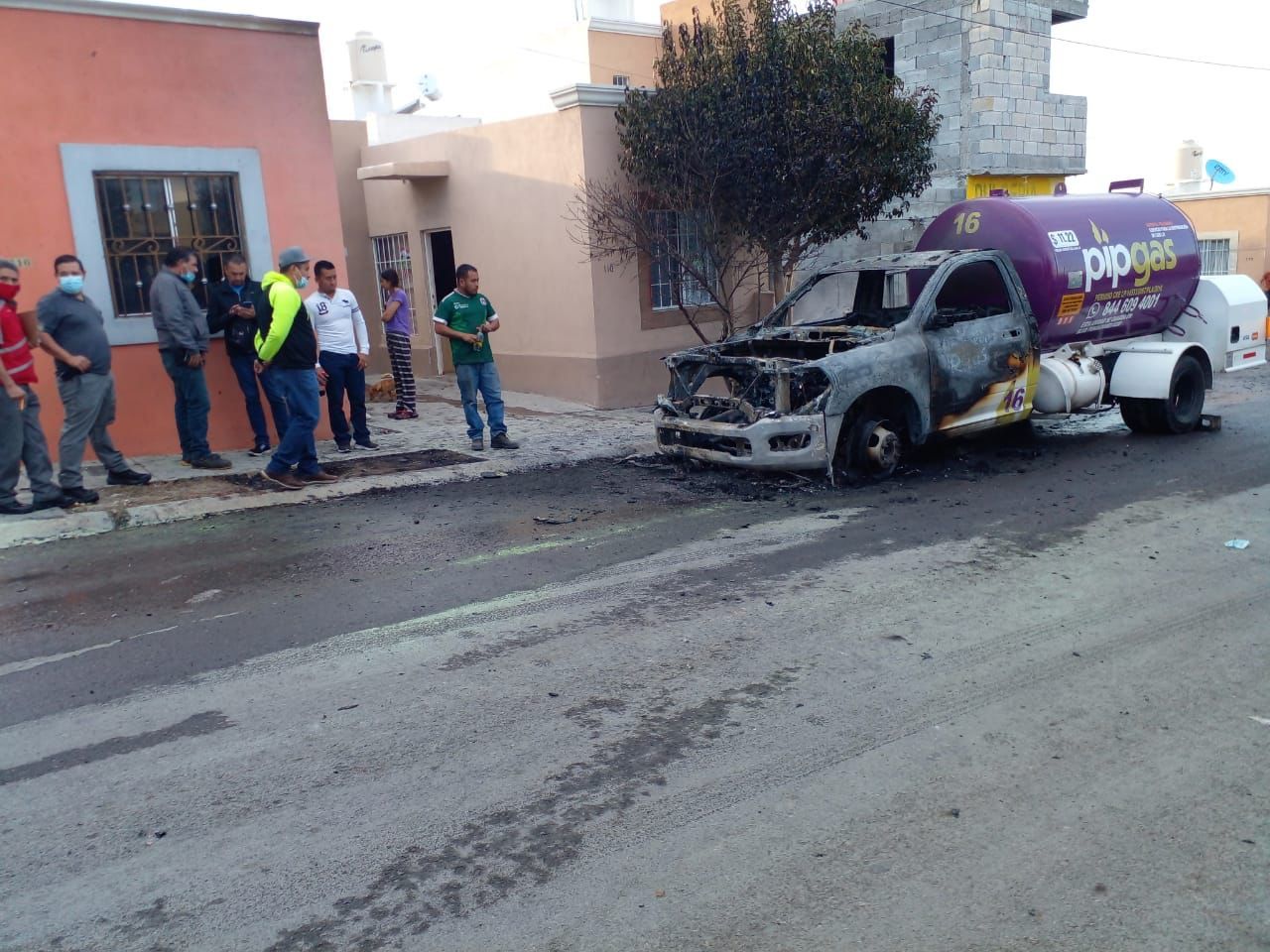 Cerca de 30 minutos fue lo que tardaron las maniobras y enfriamiento del área siniestrada, para que no hubiera peligro.