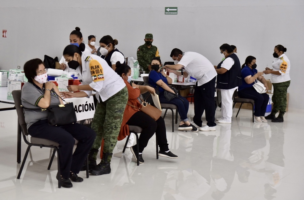 Durante las Jornadas regulares de vacunación anticovid para los distintos bloques de edad en el estado, alrededor de 30 mil docentes lograron inocularse con vacunas de las farmacéuticas de Pfizer/BioNTech y AstraZeneca.  (ARCHIVO)