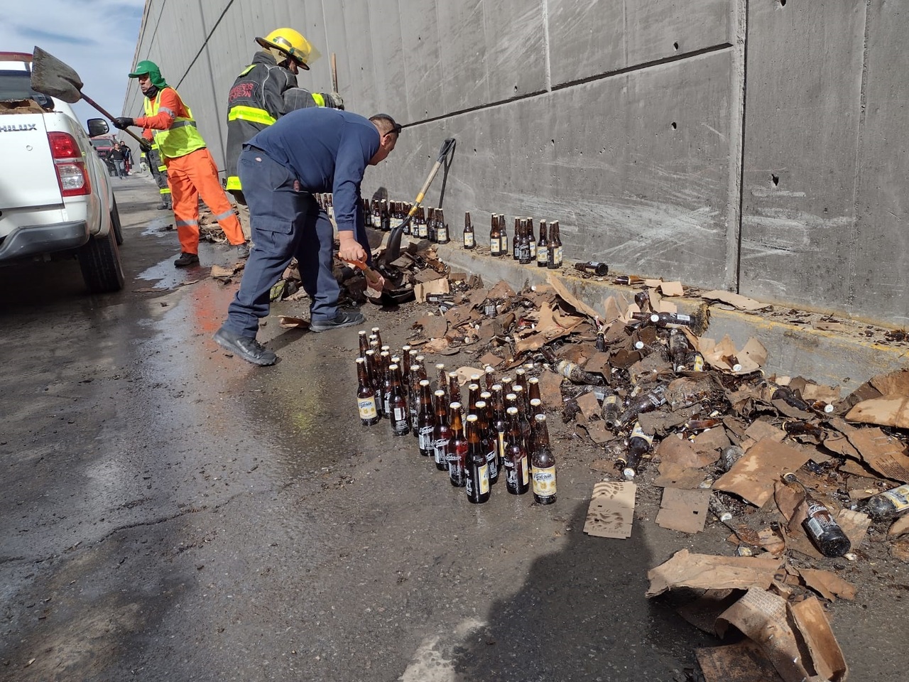 Los cartones de cerveza quedaron esparcidos sobre la carpeta asfáltica en el paso a desnivel.