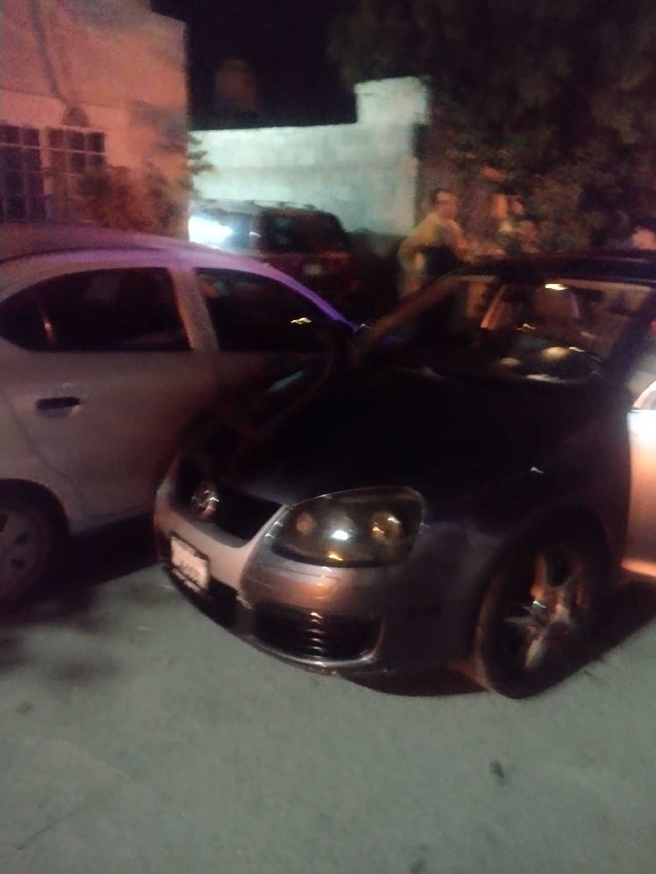 El accidente ocurrió a las 23:50 horas en el crucero del Paseo de los Tabachines y calle Cardos de la colonia Jardines Universidad.