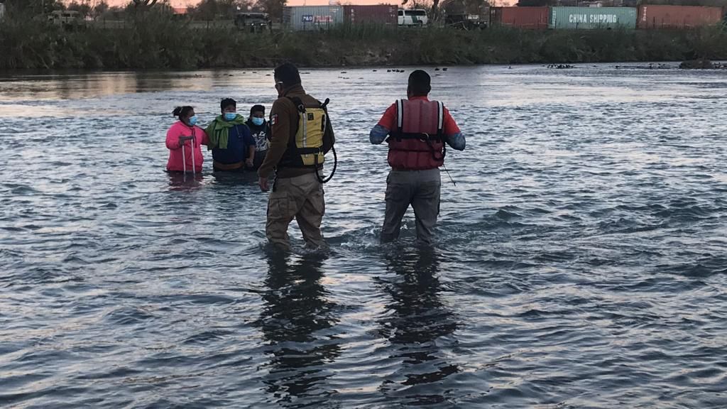 Fueron rescatados cuando se encontraban a la mitad del río Bravo, en las inmediaciones del Paseo del Río.