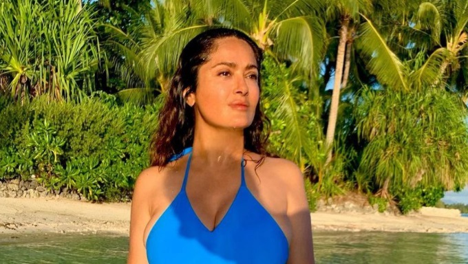 La actriz mexicana 'cautivó' de nuevo al dejarse ver en un bañador color azul (INSTAGRAM) 