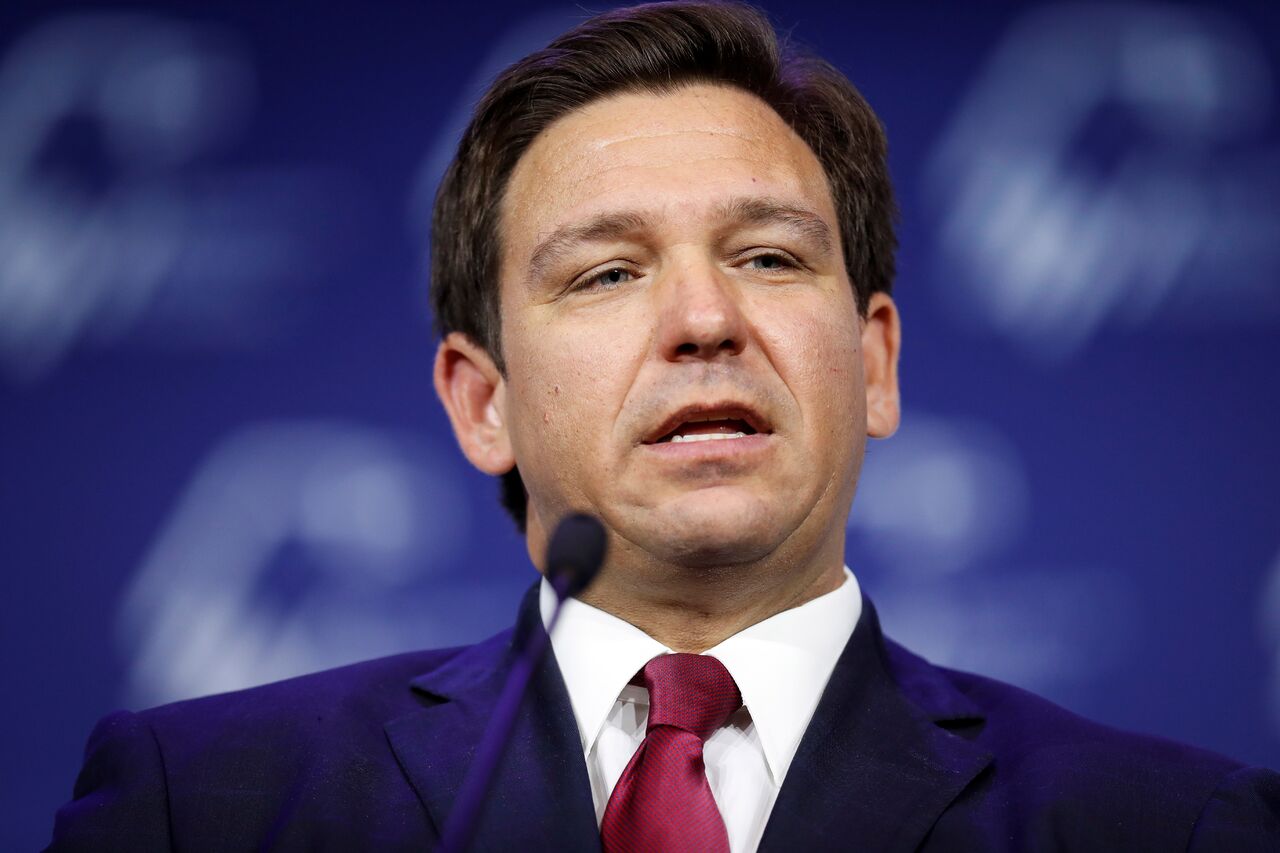 El gobernador de Florida, Ron DeSantis, inauguró este martes una nueva legislatura con la defensa de las políticas conservadoras que han erigido a este estado en el 'más libre' de todo el país con el respeto a la ley y el orden, según dijo en la sede legislativa, donde otra vez vapuleó las medidas de la Administración de Biden contra la COVID-19. (ARCHIVO) 