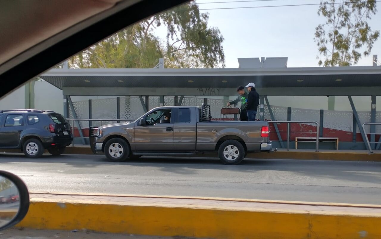 Laguneros fueron captados armando una carnita asada mientras esperaban en la fila de vacunación en Torreón (FACEBOOK)
