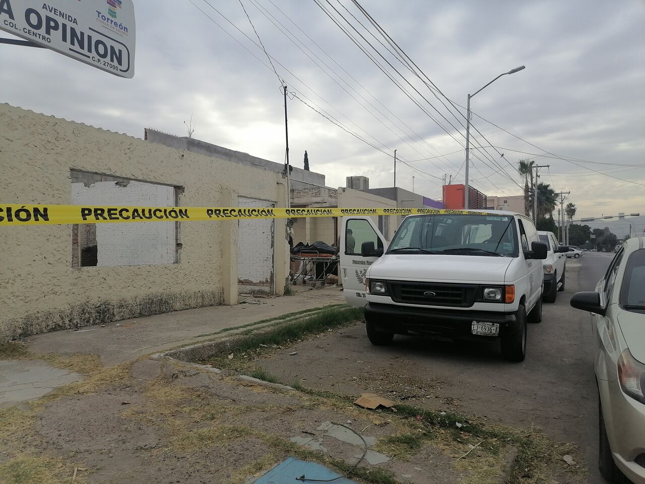 Hasta la avenida Morelos, esquina con calle La Opinión, acudieron las autoridades de la Fiscalía General del Estado. (EL SIGLO DE TORREÓN)