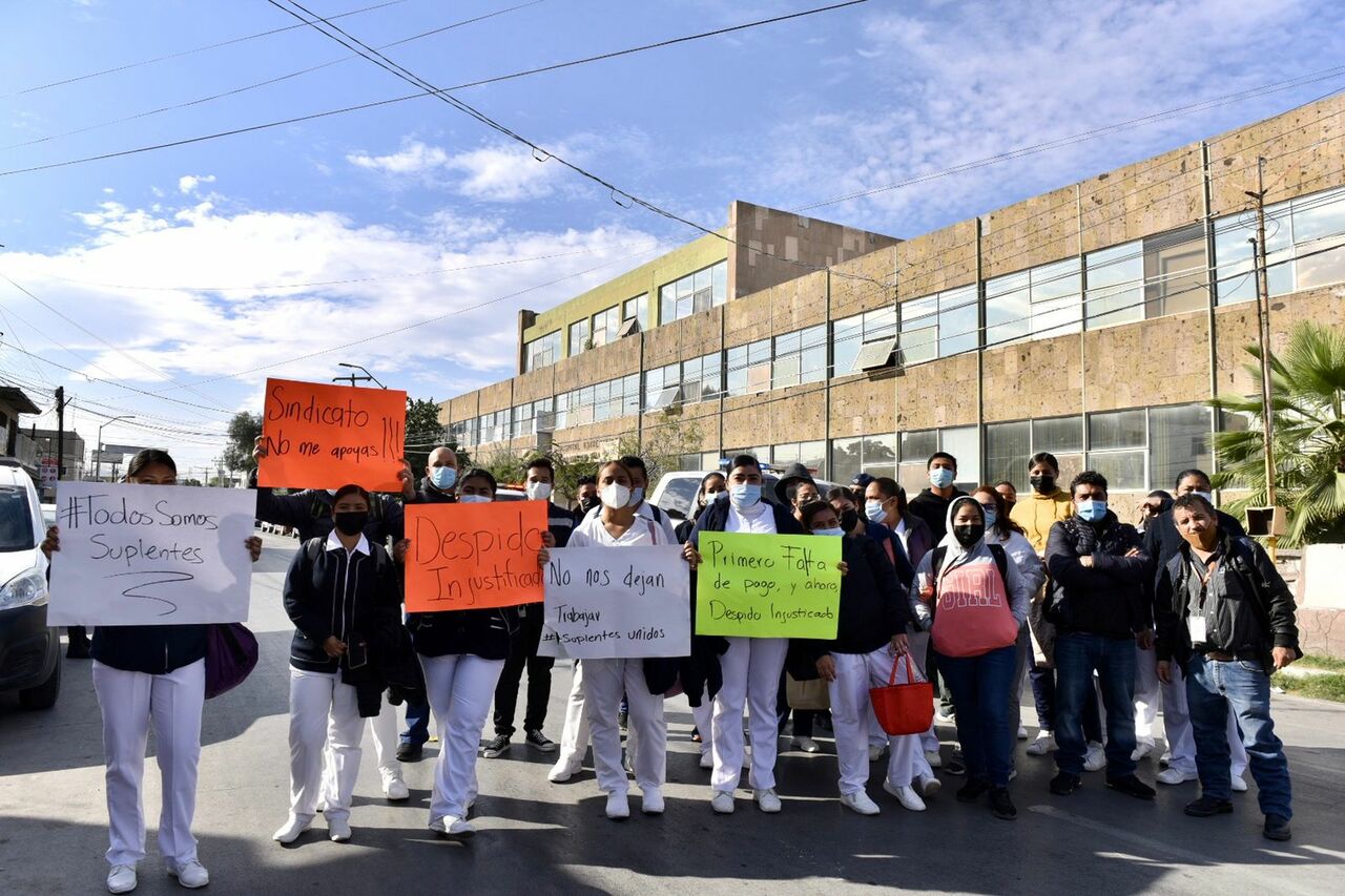 Los trabajadores bloquearon un tramo de la avenida Juárez en protesta. (ÉRICK SOTOMAYOR)