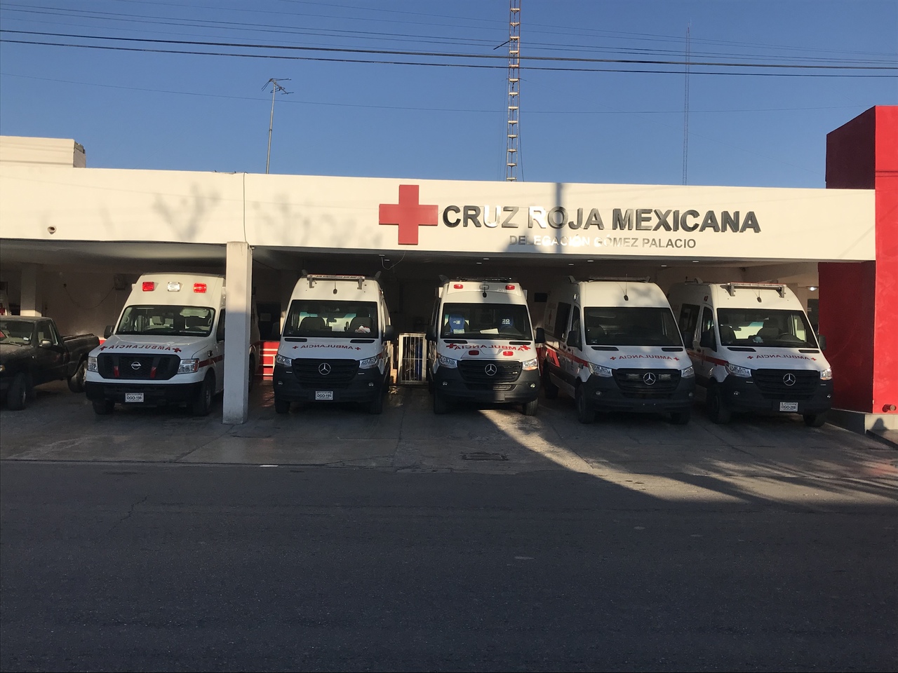 Paramédicos de la Cruz Roja arribaron al lugar para atender al joven, mismo que fue trasladado a sus instalaciones para una valoración especializada.