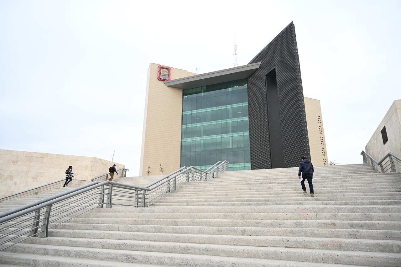 El pago correspondiente a la primera quincena se hizo mediante cheques, a fin de que cada empleado acuda a verificar su labor.