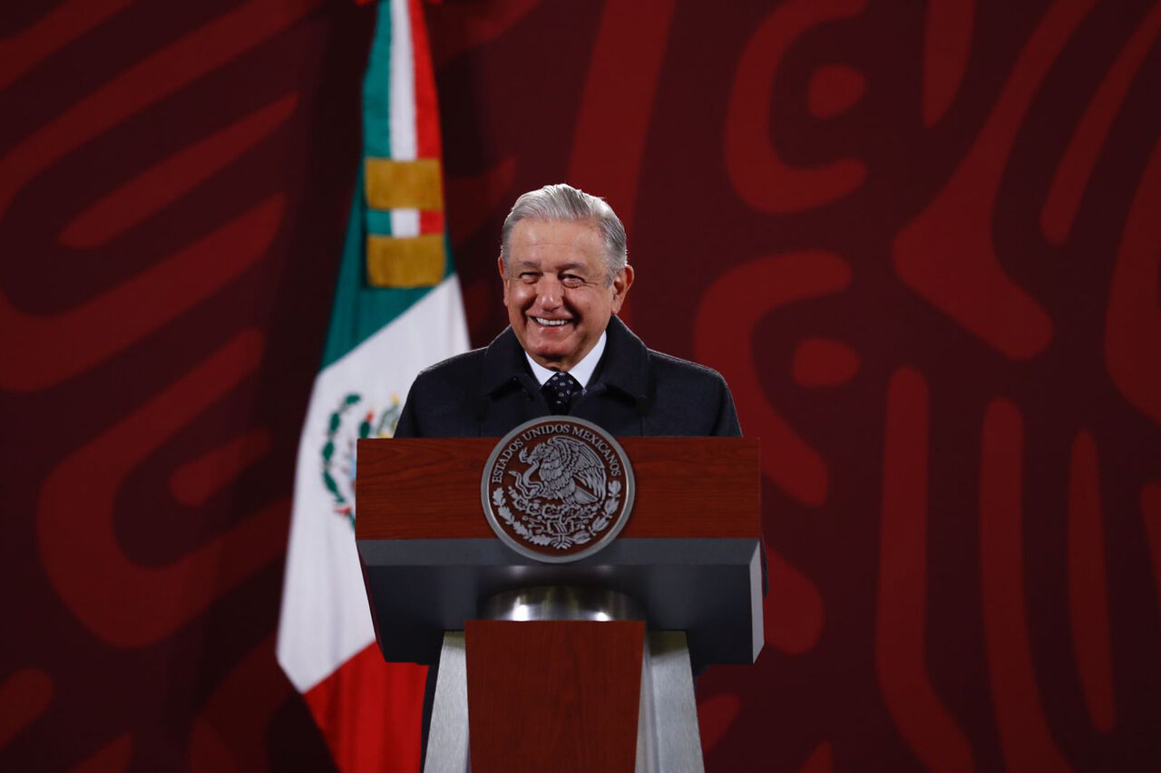 Miel con limón, VapoRub y paracetamol, el tratamiento de AMLO contra el COVID-19