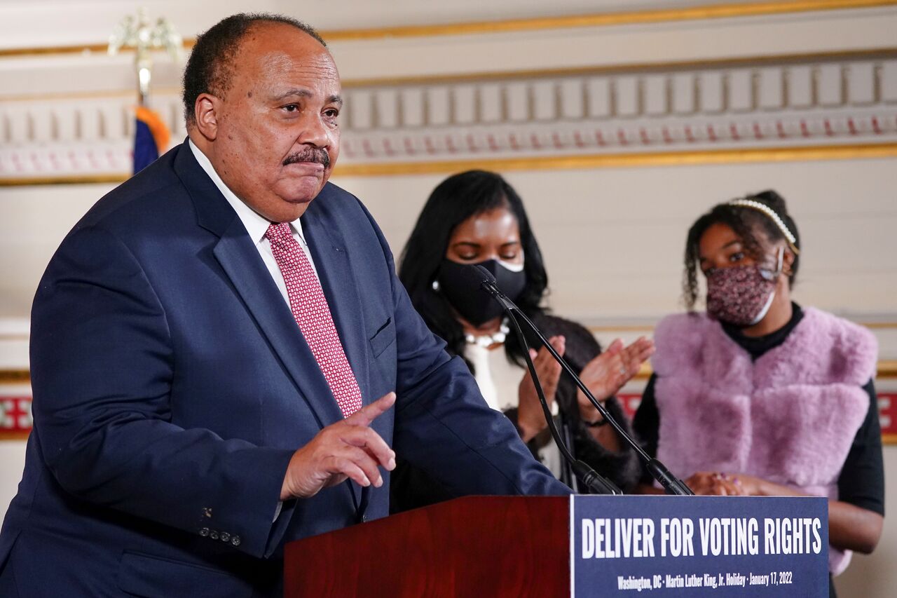 El activista Martin Luther King III, hijo de Martin Luther King Jr. (1929-1968), instó este lunes al presidente del país, Joe Biden, y al Senado a que actúen para aprobar una legislación que proteja el derecho al voto para blindarlo frente a los intentos de los republicanos para restringirlo. (ARCHIVO) 