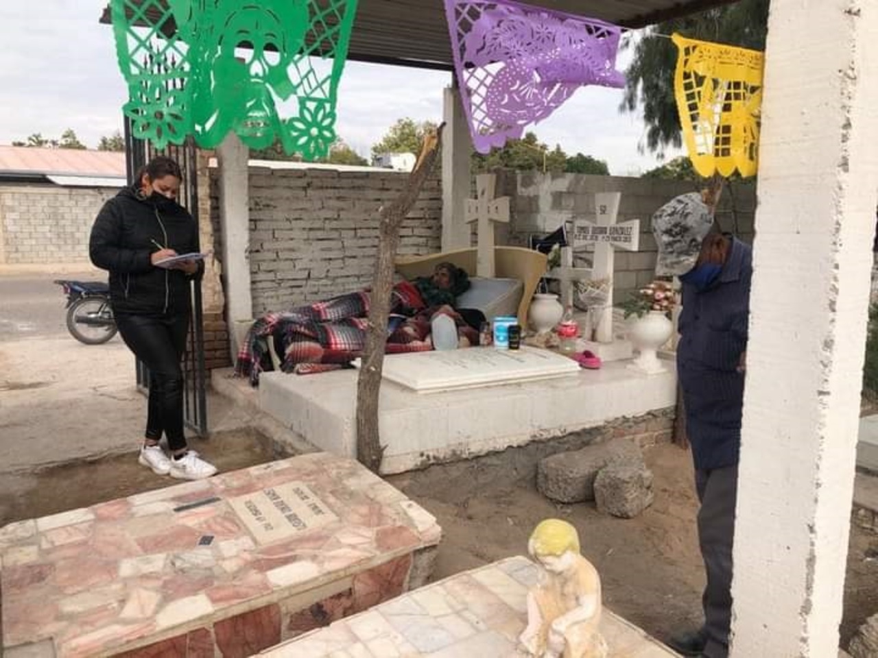 Durante el fin de semana se detectaron a cuatro personas en situación de calle; una de ellas pernoctaba en el panteón. (EL SIGLO DE TORREÓN 