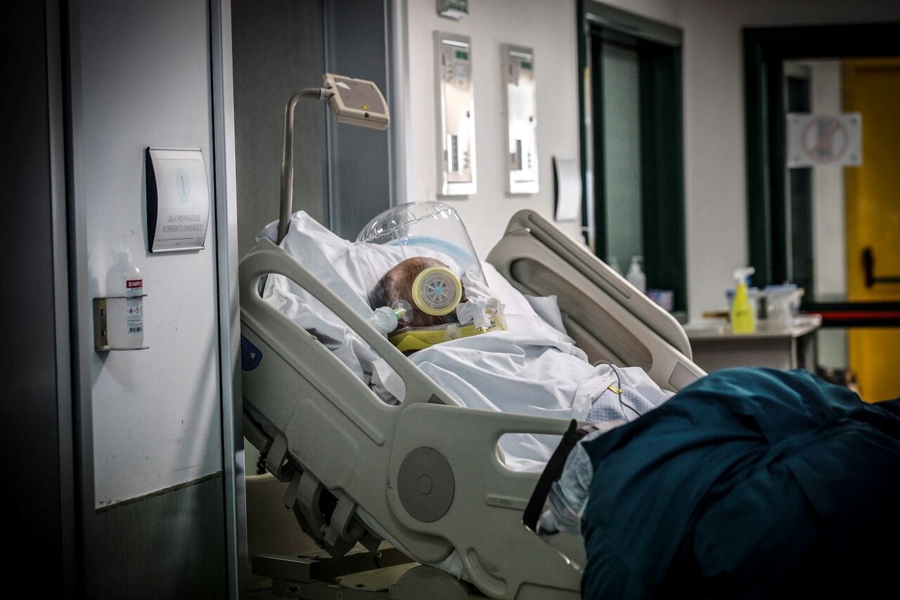Italia confirmó 434 fallecimientos causados por la COVID-19 en las últimas veinticuatro horas, el mayor aumento en los últimos nueve meses, y superó los nueve millones de contagios, según los datos de hoy del Ministerio de Sanidad. (ARCHIVO) 