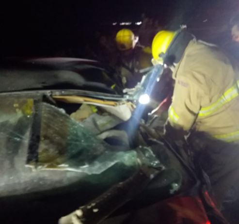 Conductor De Auto Termina Prensado Tras Chocar Contra Camión De ...