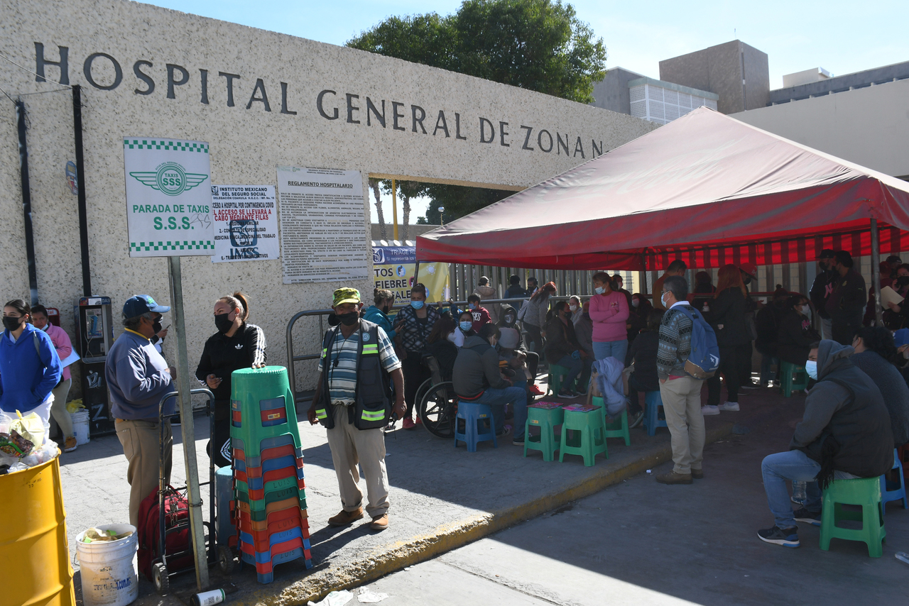 Diariamente hay largas filas de personas en el Hospital General de Zona número 16 del IMSS de Torreón que esperan tramitar una incapacidad o realizarse una prueba rápida de detección de COVID.