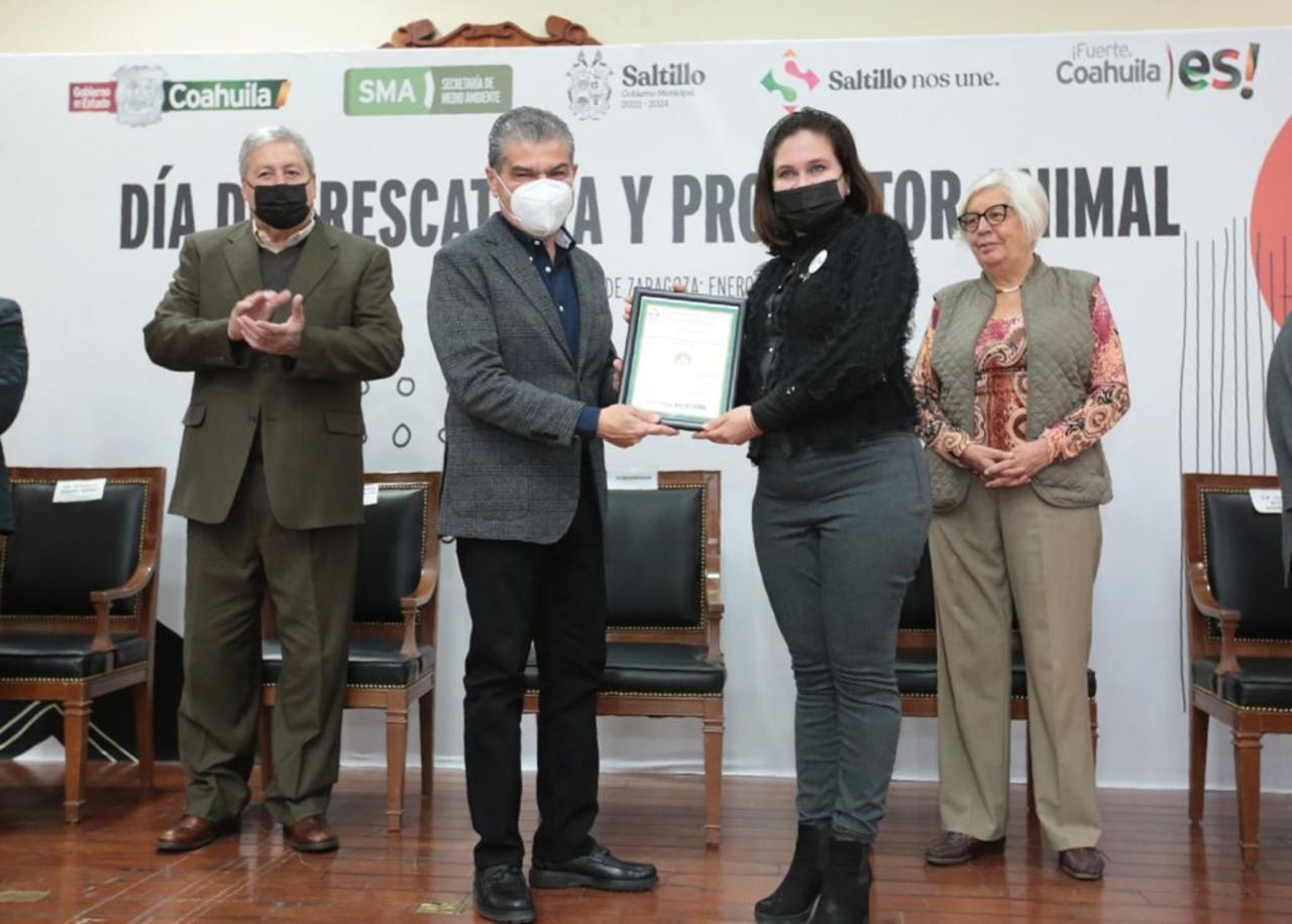 Riquelme Solís, entregó reconocimientos a animalistas y agrupaciones de Control y Atención Animal de la entidad.