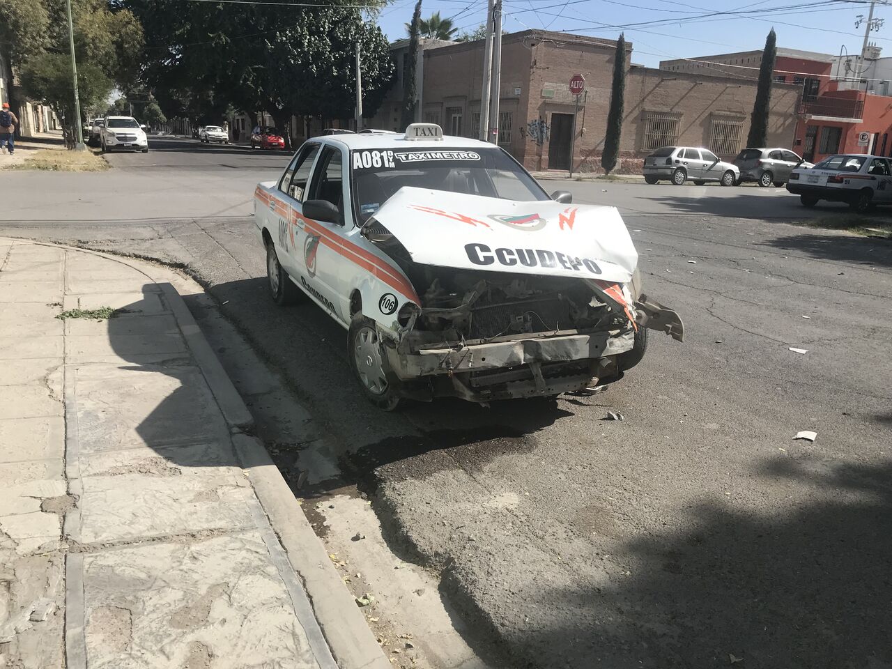 Los vehículos siniestrados fueron retirados del lugar con la ayuda de una grúa. (EL SIGLO DE TORREÓN)