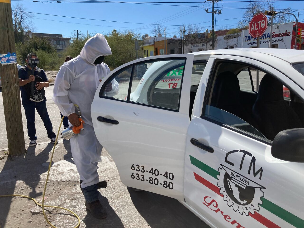 Taxistas de la Federación Regional de la CTM iniciaron un programa de sanitizacion de sus unidades automotrices. 