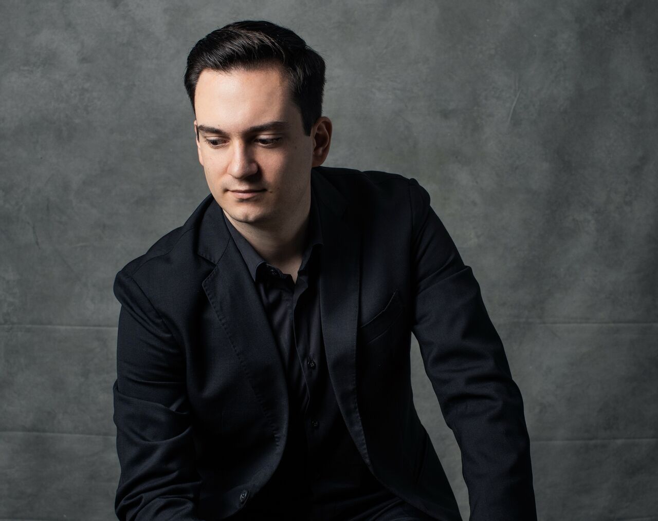 Maestro ostenta el título de ser el más joven en debutar sobre escenario del Palacio de Bellas Artes. (CORTESÍA/ JESÚS CORNEJO)
