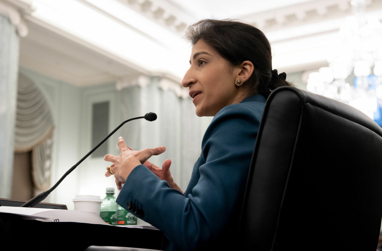 La presidenta de la Comisión Federal del Comercio de EUA (FTC, por sus siglas en inglés), Lina Khan, dijo en una entrevista televisada que no se dejará amedrentar por las grandes compañías tecnológicas como Amazon o Meta (propietaria de Facebook), que han pedido su recusación. (ARCHIVO)
