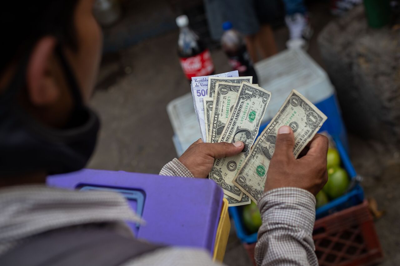 Los pagos en Venezuela se efectúan principalmente en dólares a pesar de que a los ciudadanos se les paga en bolívares. (20 de enero 2022, EFE) 