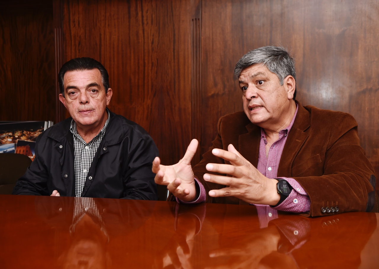 Antonio Sama y Óscar Soto Sánchez, presidente y vicepresidente del Colegio Metropolitano de Arquitectos del Norte AC. (EL SIGLO DE TORREÓN / RAMÓN SOTOMAYOR)