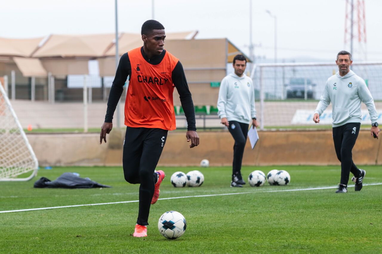 Félix forma dupla con Matheus Dória en la zaga central de los Guerreros. (CORTESÍA)