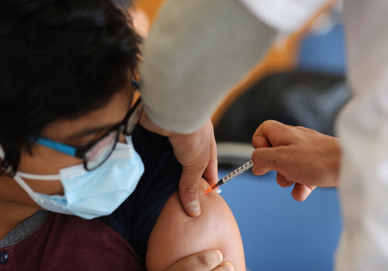 En ocasiones, los efectos placebo también pueden ser perjudiciales, es lo que se conoce como efectos nocebo. Según un gran análisis a partir de datos de voluntarios de 12 ensayos clínicos, más de dos tercios de los síntomas adversos de las vacunas de la COVID-19 se debieron a estos. (ARCHIVO) 