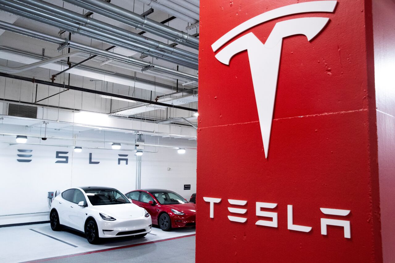 Los fiscales de California han presentado dos cargos por homicidio involuntario contra el conductor de un Tesla que estaba conduciendo con el sistema Autopilot y que pasó un semáforo en rojo, se estrelló contra otro automóvil y mató a dos personas en 2019. (ARCHIVO)