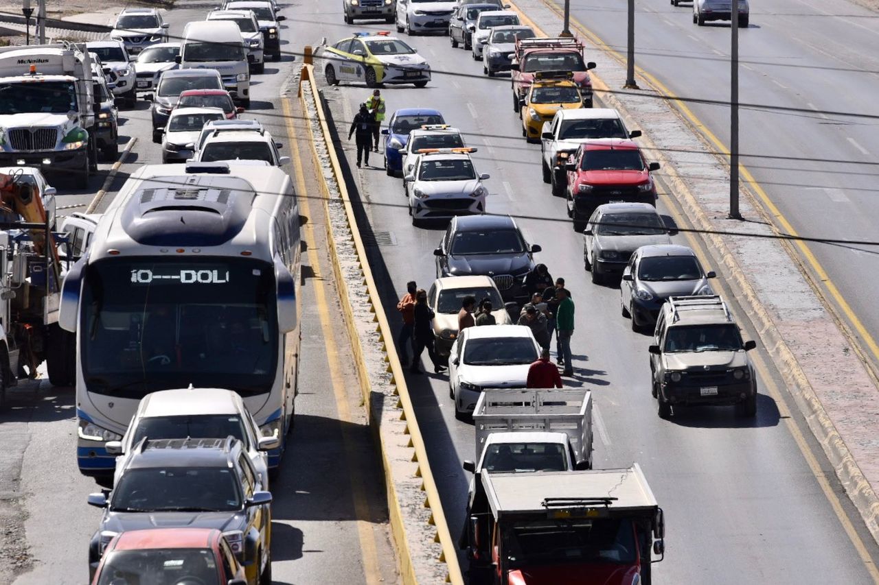 Del accidente derivaron solo daños materiales y largas filas de vehículos por espacio de más de media hora.