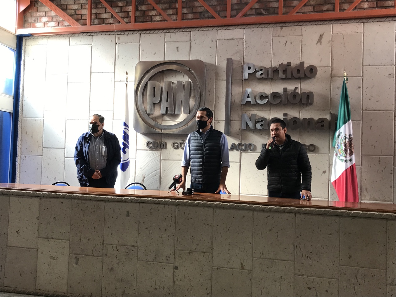 El precandiato del PAN, Héctor Flores, dijo que en el partido trabaja por unificar la coalición.