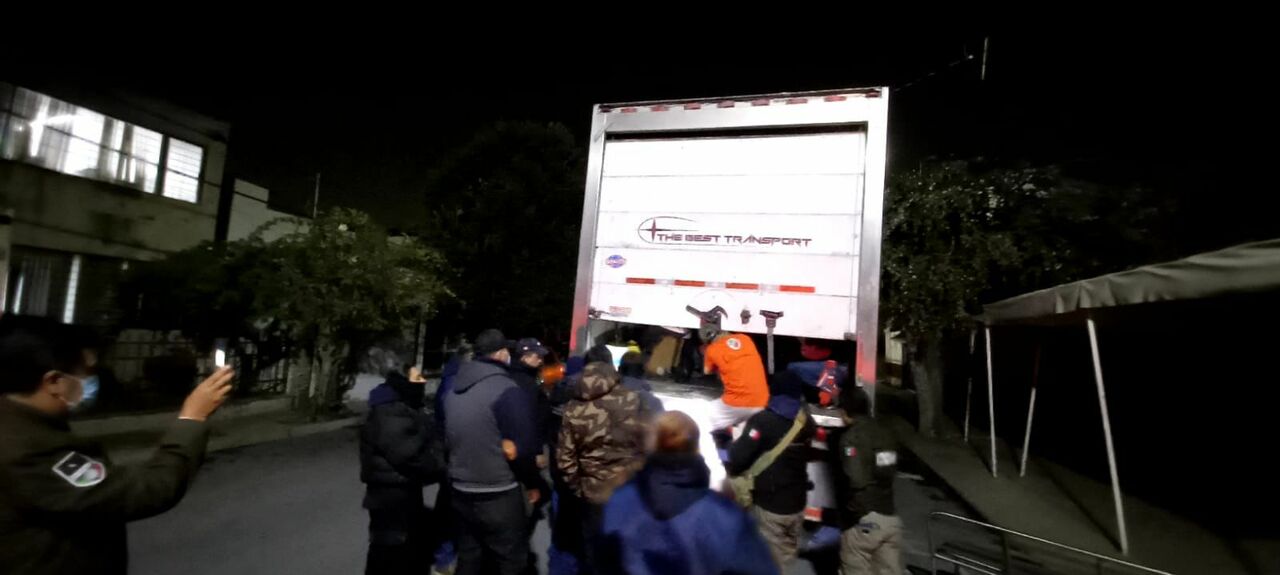 Localizan a 65 personas migrantes en el interior de caja de tráiler en Coahuila